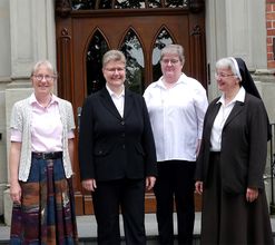 Im Kreis einiger Mitschwestern: Sr. Judith, Sr. Susann, Sr. Katharina