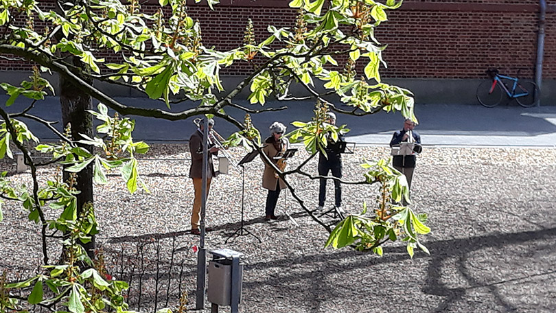 Lehrer-Konzert auf dem Schulhof.